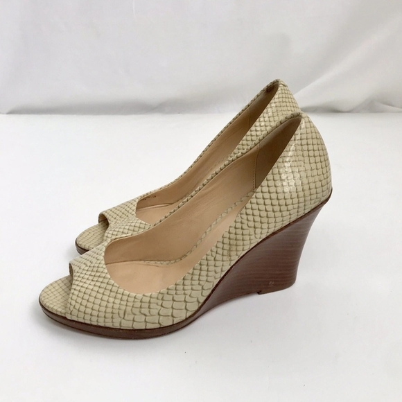 Cole Haan Beige Snake Skin Pattern Peep Toe Wedge Sandal Shoes Size 7B - Picture 2 of 12